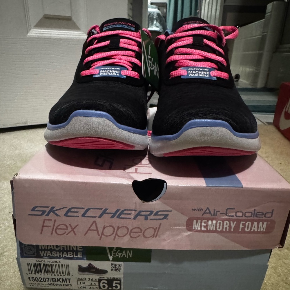 Skechers Women's Black and Pink Flex Appeal Sneakers
